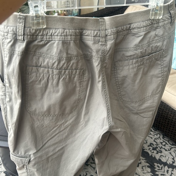 CHICOS CARGO PANTS SZ 2 M 12-14 Beige Tan Khaki Cropped Roll Cuff Button Fly EUC - Picture 14 of 17